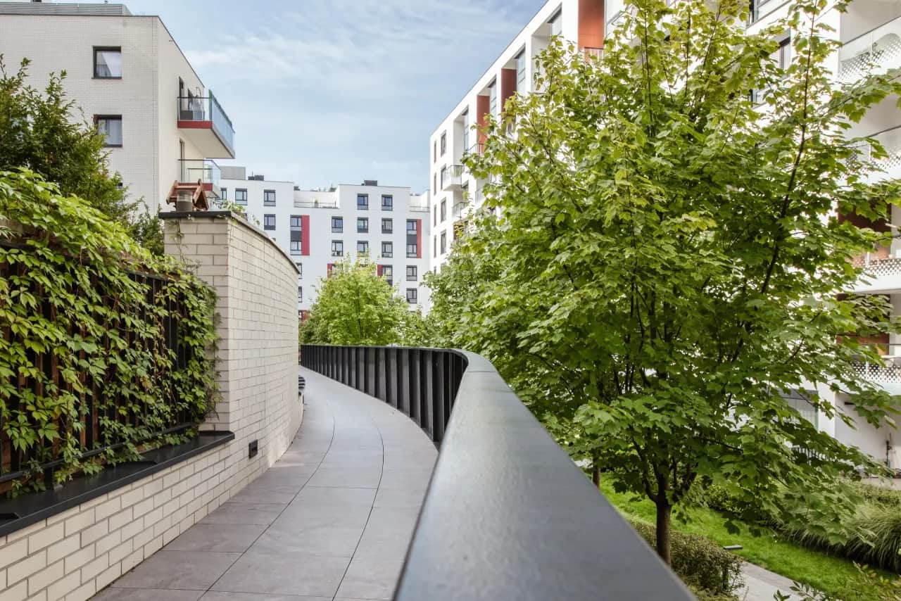 Wspólnota czy spółdzielnia? Kluczowe różnice i koszty.